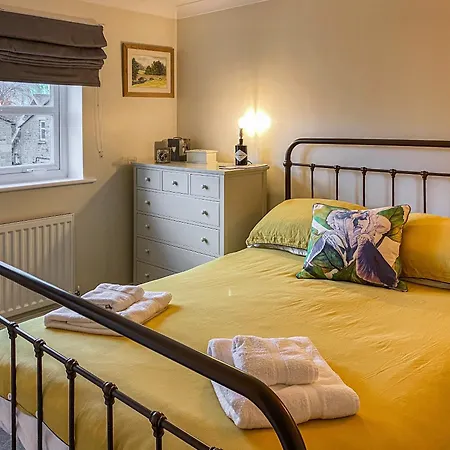 Hendricks Nyaraló *